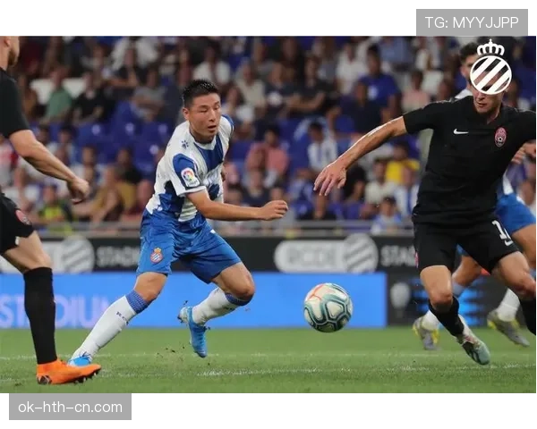 哈维回撤接应如何通过中场调度激活全队进攻