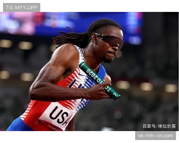 张博恒训练完随手啃蛋白棒的样子，真不像拿过世锦赛冠军的人