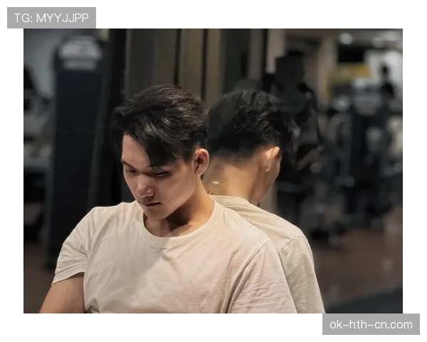 李诗沣训练完直接瘫在场边啃香蕉，这自律和松弛感是怎么同时存在的？